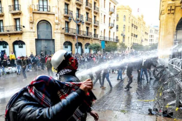 کل بیروت میں پارلیمنٹ کی عمارت کے قریب مظاہرین کو منتشر کرنے کے لئے سیکیورٹی فورسز کو پانی کا استعمال کرتے ہوئے دیکھا جا سکتا ہے (اے ایف پی)