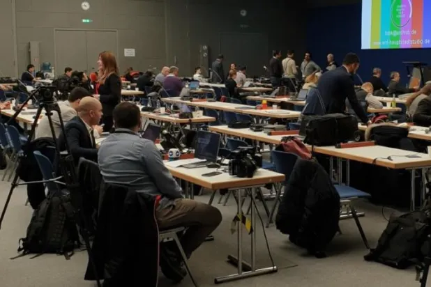 Berlin Zirvesi’nin başlamasını bekleyen gazeteciler (Şarku’l Avsat)