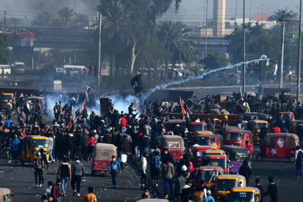 قوات الأمن تستخدم قنابل الغاز المسيل للدموع في محاولة لتفريق المحتجين بوسط بغداد (إ.ب.أ)