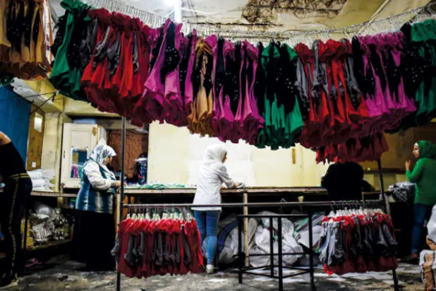 السوريات الناجيات يلتحقن بالعمل بعد أن اختفى الرجال