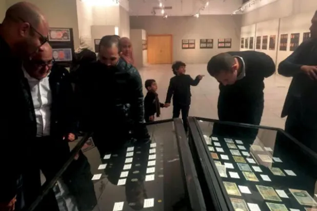 العملات المصرية النادرة تجتذب الجمهور بمكتبة الإسكندرية