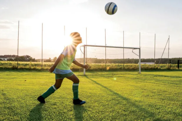 اسكوتلندا ستفرض حظراً على لعب الكرة بالرأس في تدريبات الأطفال