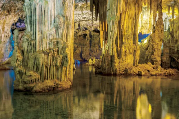 مغارة نبتون ـ إيطاليا