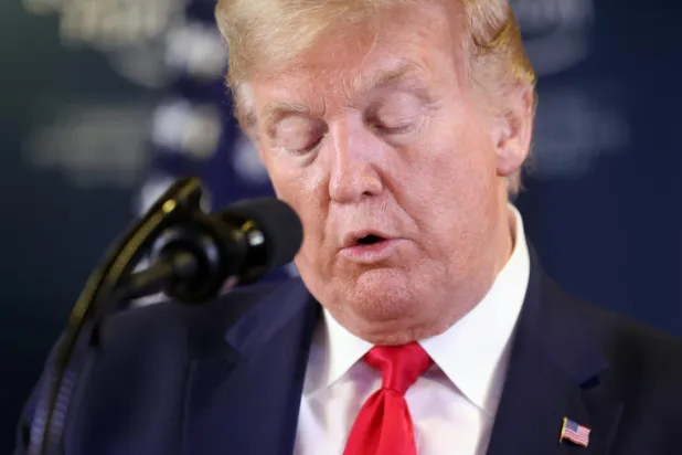 ترمب يهدد بفرض ضرائب بنسبة 25 % على السيارات الأوروبية