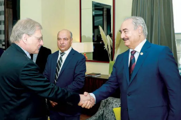 پرسو شام برلن میں فیلڈ مارشل خلیفہ حفتر کو لیبیا میں امریکی سفیر رچرڈ نورلینڈ سے ملاقات کے دوران دیکھا جا سکتا ہے (اے ایف پی)