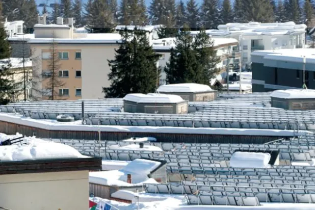 أروقة دافوس تشهد «تهدئة رقمية» بين باريس وواشنطن