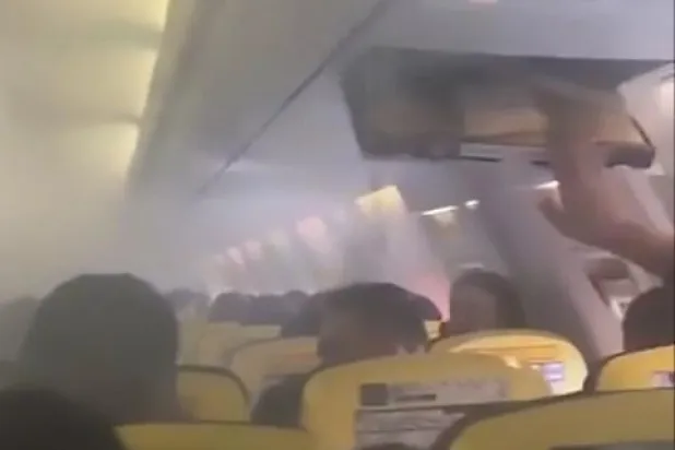 بالفيديو... ذعر وصراخ بعد انتشار دخان كثيف بمقصورة طائرة «بوينغ»