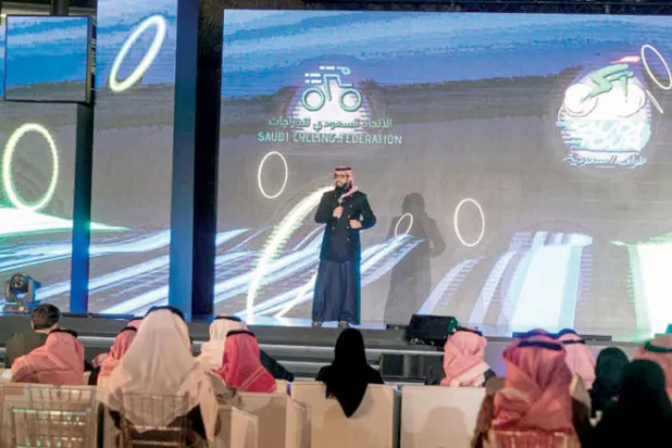 طواف السعودية: 130 دراجاً يتنافسون في سباق مثير نحو قصر المصمك