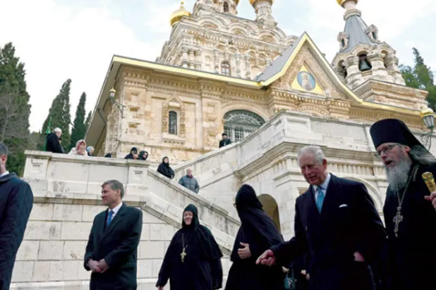 الأمير تشارلز خلال زيارته أمس لكنيسة مريم المجدلية في جبل الزيتون بالقدس في إطار جولة قادته أيضاً إلى بيت لحم (إ.ب.أ)