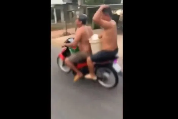 تغريم رجلين لاستحمامهما أثناء ركوبهما دراجة نارية في فيتنام (فيديو)