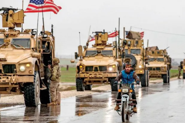 گذشتہ روز شام کے مشرقی شمال کے تال تمر کے قریب ایک امریکی گشتی گاڑی کو دیکھا جا سکتا ہے (اے ایف پی)