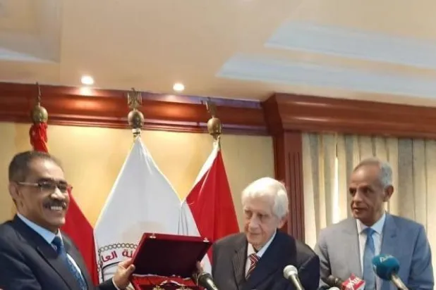 فولكهارد فيندفور... أول صحافي أجنبي يحصل على وسام الاستحقاق المصري