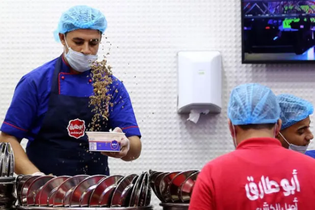 كشري «أبو طارق» له طريقة مميزة وسرية في التحضير