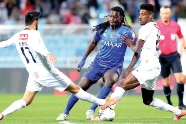 غوميز لاعب الهلال في محاولة هجومية وسط مضايقة شبابية (تصوير: علي الظاهري)