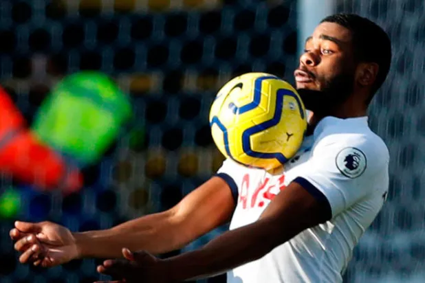 تانغانغا أظهر نضوجاً ومهارة في المشاركات التي خاضها مؤخراً مع توتنهام (أ.ف.ب)