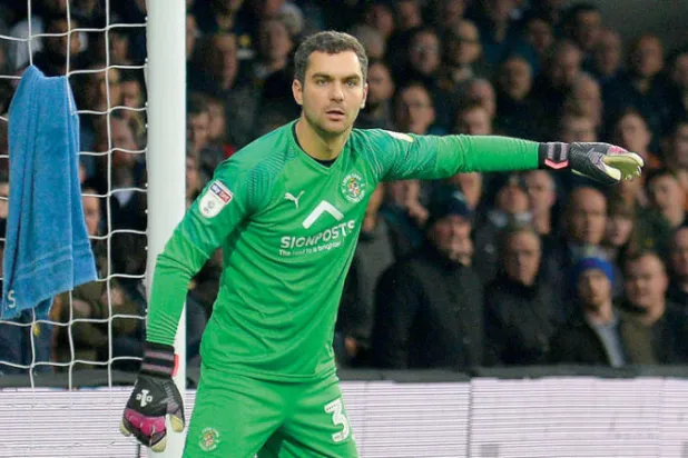 جيمس شي حارس لوتون تاون يؤكد أنه كان يلقى معاملة خاصة من زملائه في هذا المركز منذ كان في أكاديمية آرسنال