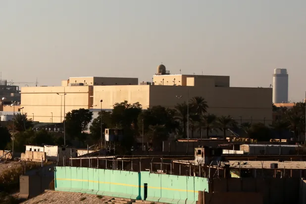 العراق يستنكر استهداف السفارة الأميركية بصواريخ كاتيوشا