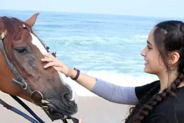 الفارسة موناليزا برفقة خيلها على شاطئ بحر غزة (الشرق الأوسط)