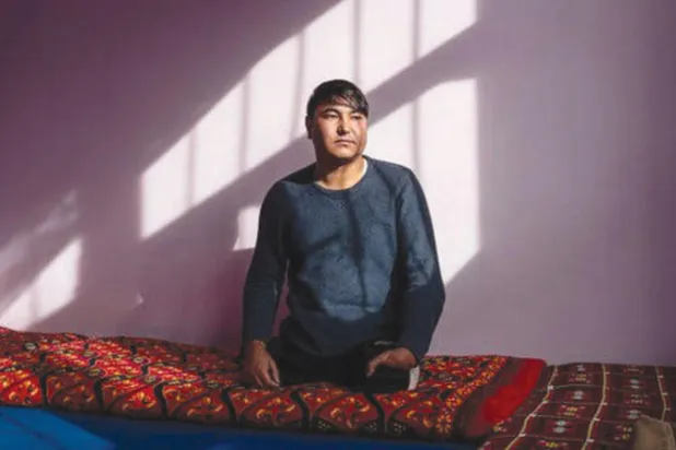 محارب أفغاني فقد ساقيه في انفجار لغم... يبدأ حياة جديدة