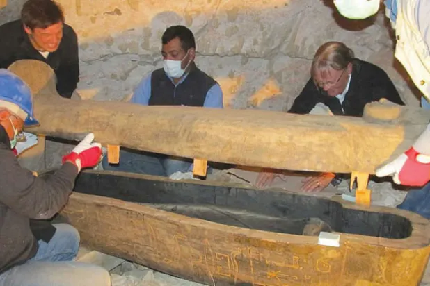 أثناء فحص تابوت فرعوني (جامعة بازل السويسرية)