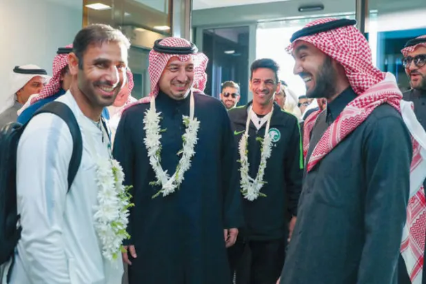 الأمير عبد العزيز الفيصل في حديث باسم مع المدرب سعد الشهري بحضور ياسر المسحل رئيس اتحاد الكرة (الشرق الأوسط)