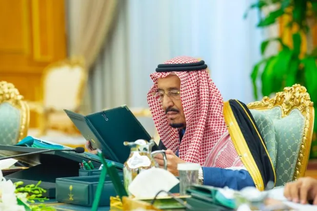 خادم الحرمين خلال ترؤسه جلسة مجلس الوزراء (واس)