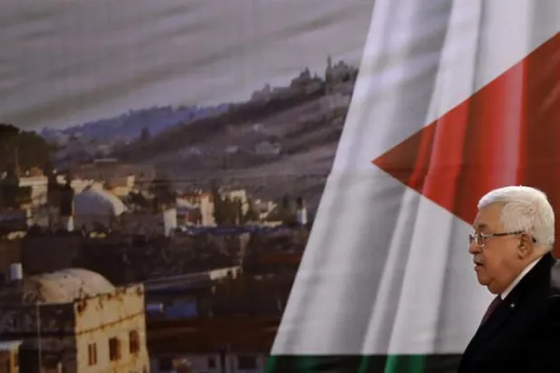 منگل کی شام رام اللہ میں صدر محمود عباس کو تقریر کرنے کی تیاری کرتے ہوئے دیکھا جا سکتا ہے  (آئی بی اے)