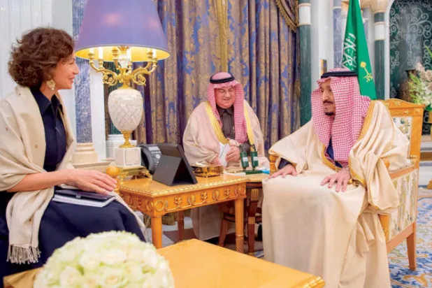 الملك سلمان لدى لقائه المديرة العامة لـ«اليونيسكو» (واس)
