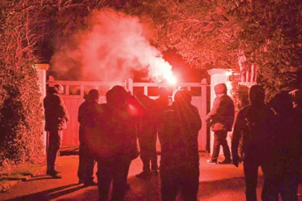 ملثمون يلقون بألعاب نارية باتجاه منزل وودوارد الرئيس التنفيذي ليونايتد