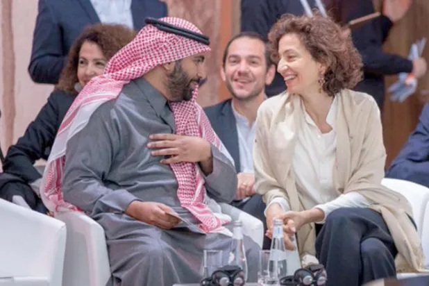 الأمير بدر بن فرحان في حديث جانبي مع أودري ازولاي (الشرق الأوسط)