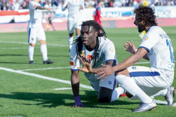 الهلال ينتزع الصدارة من النصر بثنائية في أبها