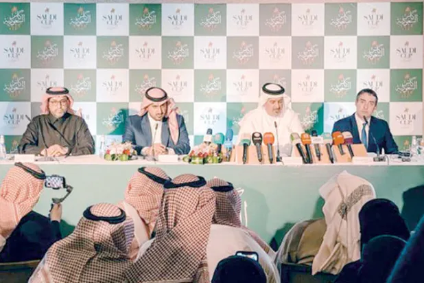 الأمير بندر الفيصل خلال المؤتمر الصحافي أمس (الشرق الأوسط)