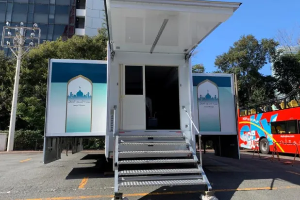 مسجد متنقل لمساعدة المسلمين على الصلاة خلال الألعاب الأولمبية 2020