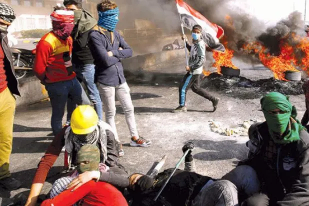 عراقی مظاہرین کو کل نجف میں ٹائر جلا کر سڑک جام کرتے ہوئے دیکھا جا سکتا ہے (رائٹرز)