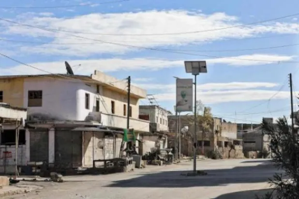 شام کے شہر سراقب میں حکومتی دستوں کی پیش قدمی کے ساتھ پیدل چلنے والوں سے خالی راستہ کو دیکھا جا سکتا ہے (اے ایف پی)