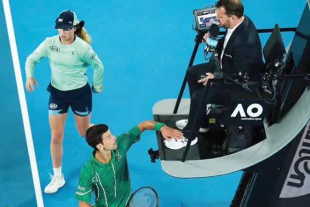 ديوكوفيتش يعترض على حكم مباراة النهائي بالنقر على حذائه