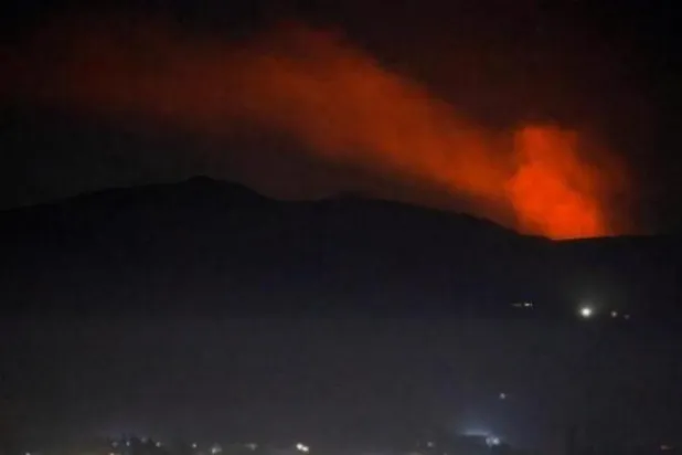 شام پر اسرائیل کی طرف سے ہونے والے گزشتہ حملوں کے مناظر کو دیکھا جا سکتا ہے (اے ایف پی)