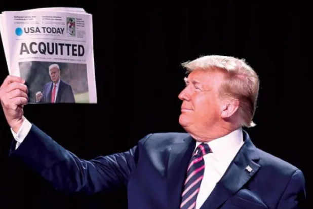 ٹرمپ کو گزشتہ روز ان کے بری ہونے کی خبر کو نشر کرنے والے اخبار "یو ایس اے ٹوڈے" کی ایک کاپی اٹھائے ہوئے دیکھا جا سکتا ہے 