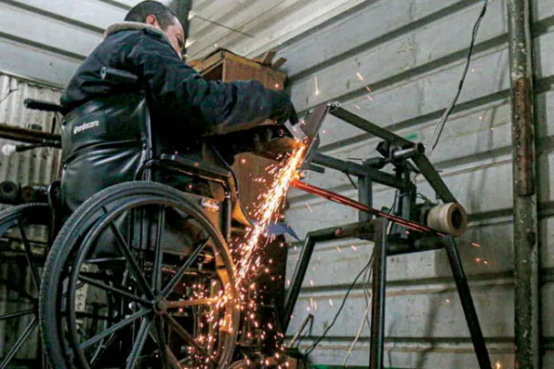 غزاوي على كرسيه المتحرك يصنع السيوف والخناجر