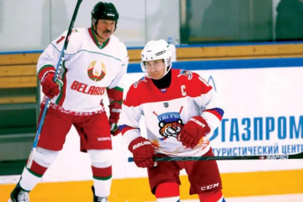 گذشتہ روز بحیرہ اسود کے شہر روزا کھوٹر میں ہاکی کے ایک میچ میں روسی صدر ولادیمیر پوتن اور بیلاروس کے الیگزینڈر لوکاشینکو کو حصہ لیتے ہوئے دیکھا جا سکتا ہے