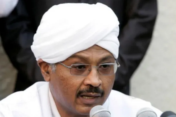 مبارك الفاضل المهدی کو دیکھا جا سکتا ہے