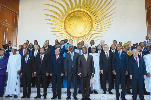 قادة ورؤساء حكومات دول الاتحاد الأفريقي لدى بدء قمتهم في أديس أبابا أمس (إ.ب.أ)