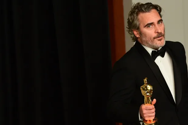 خواكين فينيكس بعد فوزه بالأوسكار (أ.ف.ب)