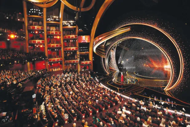 جانب من حفل توزيع جوائز الأوسكار في كاليفورنيا مساء أول من أمس (رويترز)