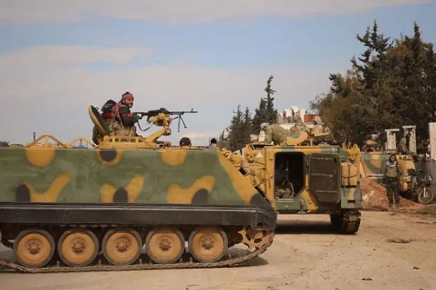 گزشتہ روز ادلب کے دیہی علاقوں میں واقع مسطومہ قصبے میں ترکی کی طرف سے مدد کردہ مخالف جنگجوؤں کو دیکھا جا سکتا ہے  (اے ایف پی)