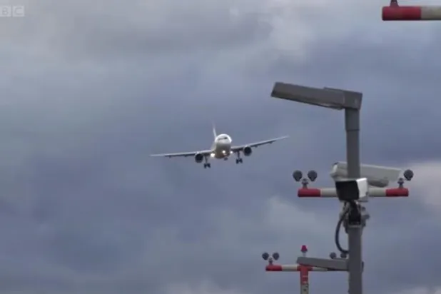 بالفيديو... طائرة تصارع العاصفة «سيارا» للهبوط بمطار زيوريخ