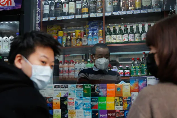 أطباء صينيون يروون تجارب علاج «كورونا الجديد» وأعراضه ومشاكله