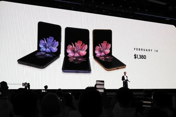 هاتف «سامسونغ» القابل للطي في حدث للشركة بولاية كاليفورنيا الأميركية (إ.ب.أ)