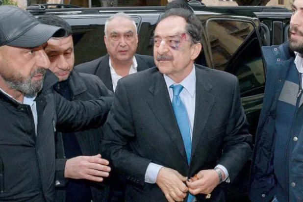 Eylemcilerin fırlattığı taşlar dolayısıyla başından yaralanan Milletvekili Selim Saade, parlamentoya ulaştı (AFP)