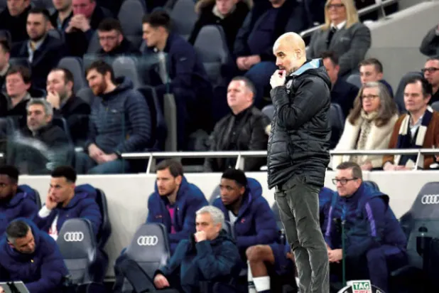 غوارديولا يقف في حيرة من أمره بعد تأجيل مباراة سيتي ووستهام (إ.ب.أ)